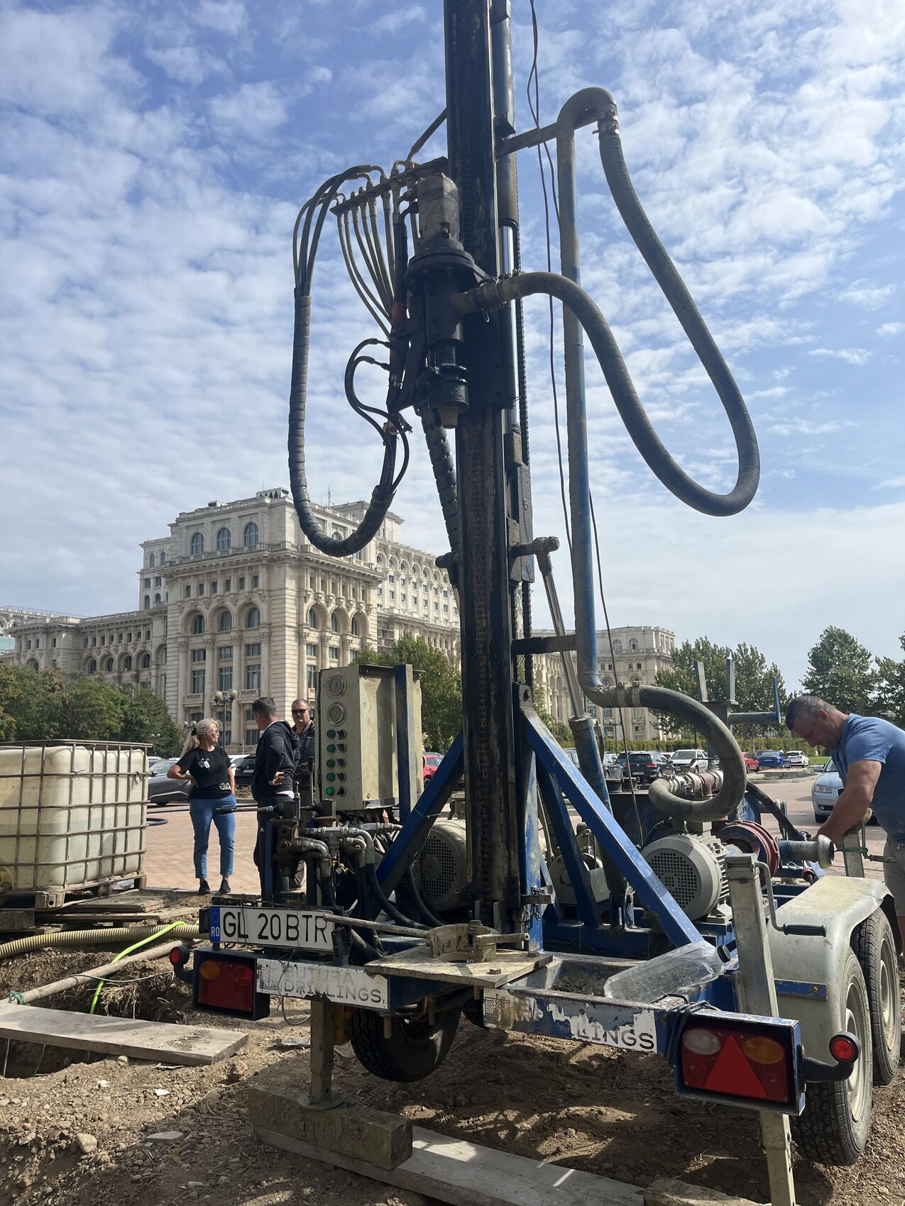 Utilaj de foraj în fața Palatului Parlamentului, București