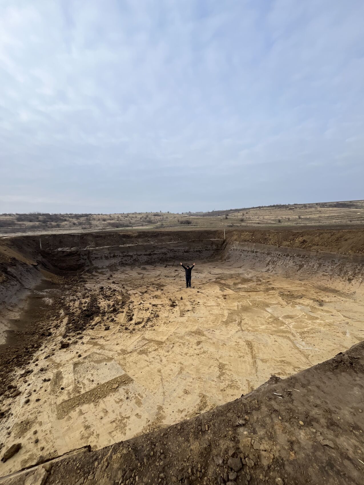 Bazin de acumulare pentru irigații, alimentat dintr-un foraj executat de Butura Drillings