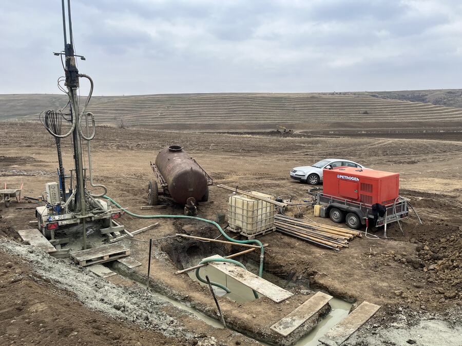 Utilaj în lucru pe teren deschis